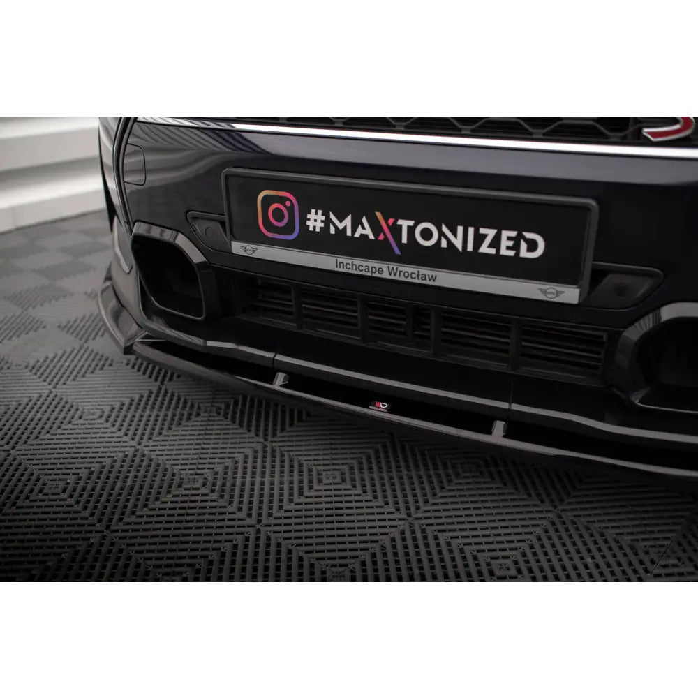 Front splitter til Mini Cooper S F56 Facelift V.2 i sort blank plast, montert foran på bilen.