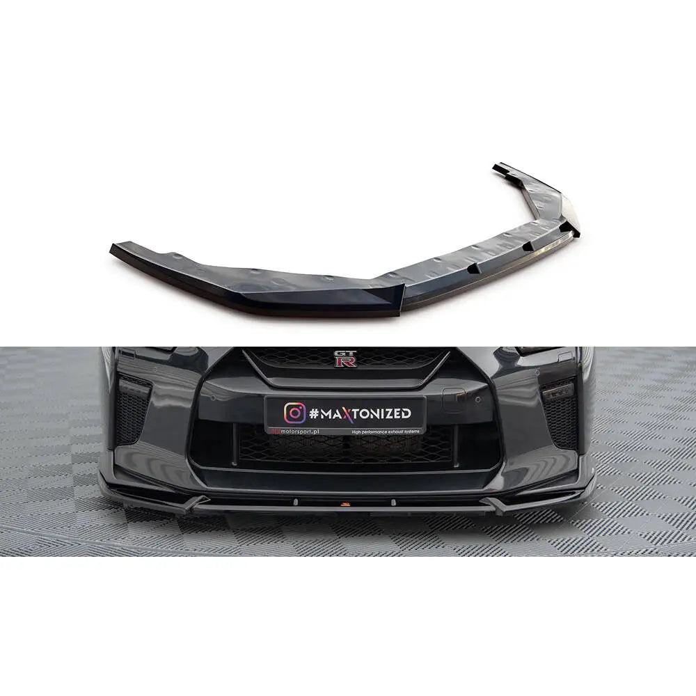 Frontspoiler Nissan GTR R35 V2 Facelift i sort blank plast, vist fra skrå vinkel og montert på bil.
