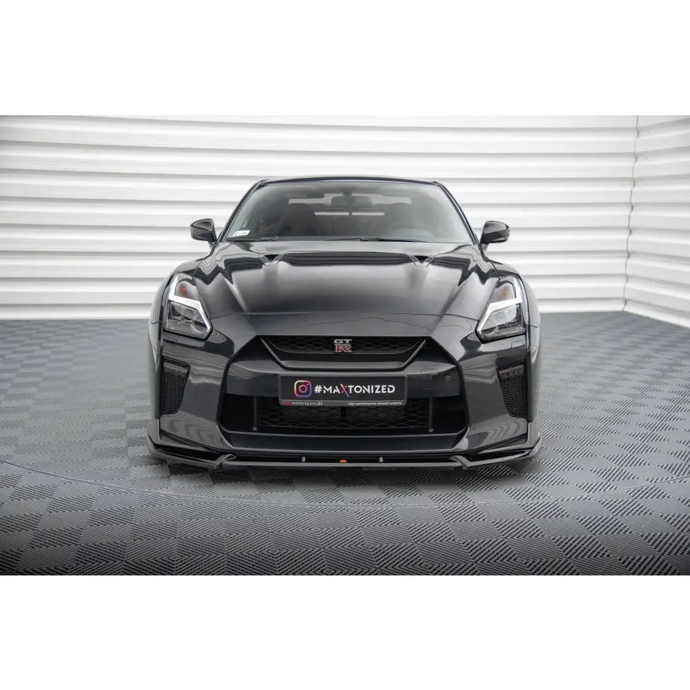 Frontleppe på Nissan GTR R35 V2 Facelift sett forfra med sort lakk og aerodynamisk design.