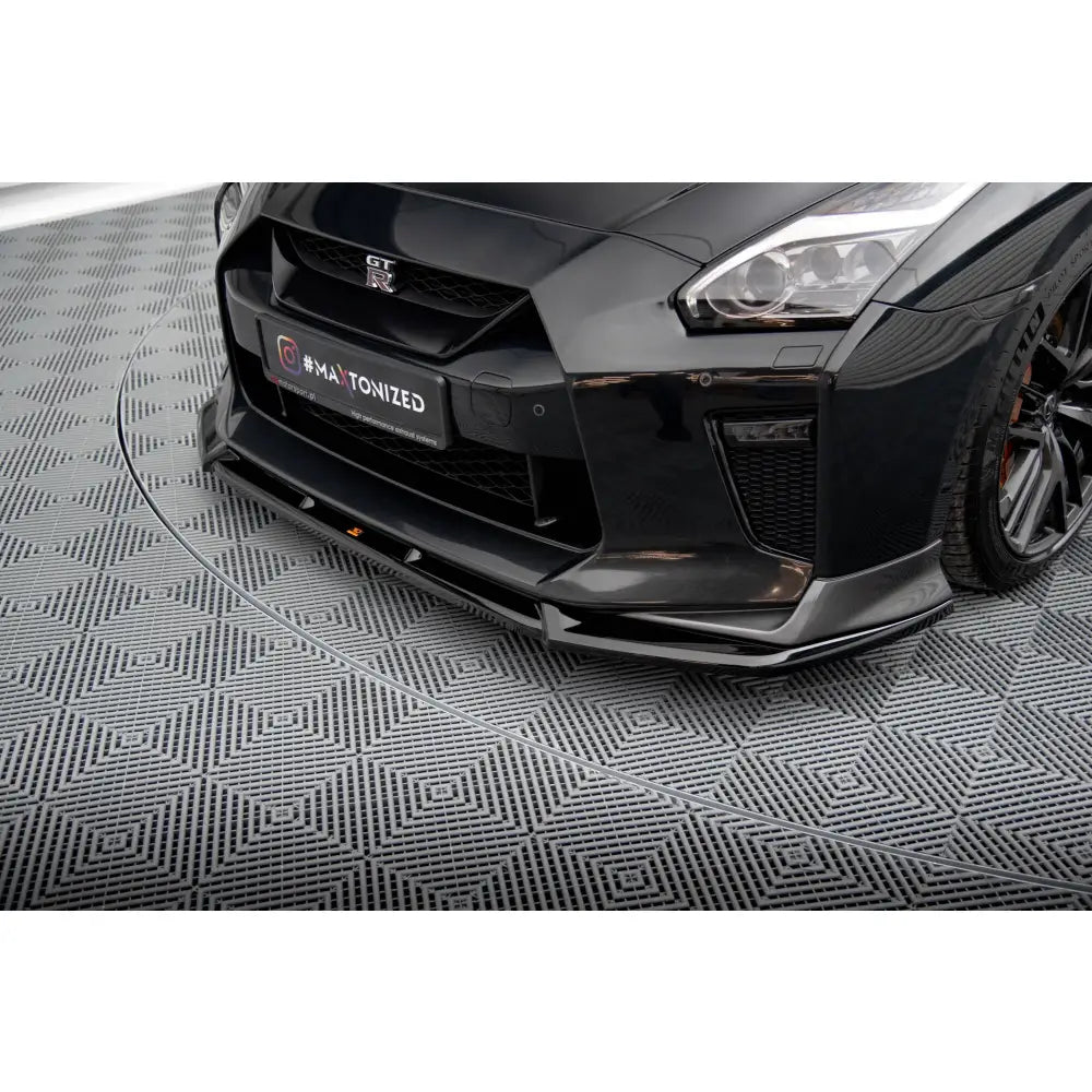 Spoiler til Nissan GTR R35 V2 Facelift i blankt materiale sett foran fra lav vinkel.