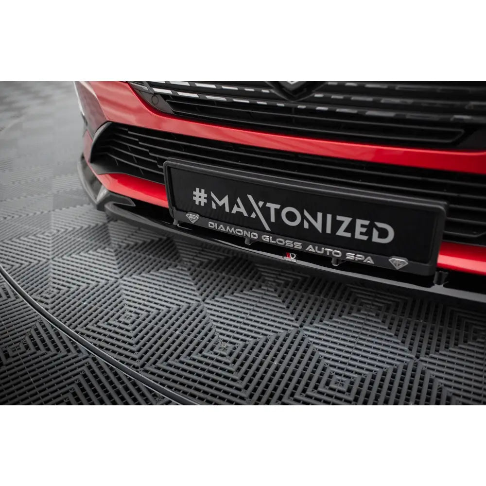 Front splitter på rød Peugeot 308 Mk3 V2 med sort grill og skiltplate "#MAXTONIZED".