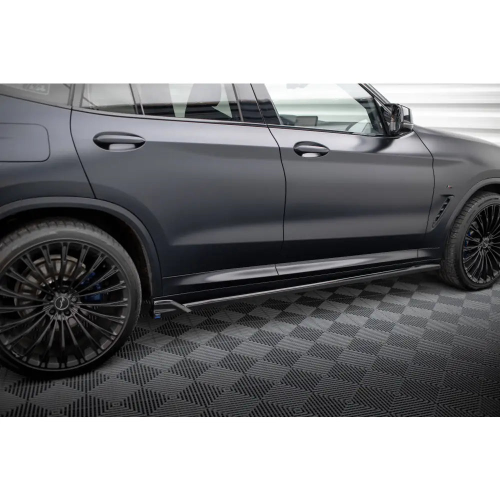 Spoiler til Porsche 718 Cayman 982c V.3, sort SUV vist fra siden med sorte stigtrinn og store felger.