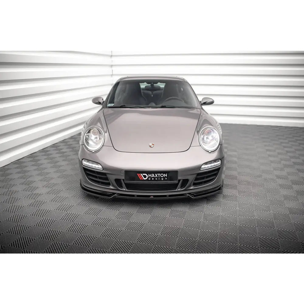 Frontspoiler på Porsche 911 Carrera GTS 997 Facelift med svarte detaljer, sett forfra innendørs.