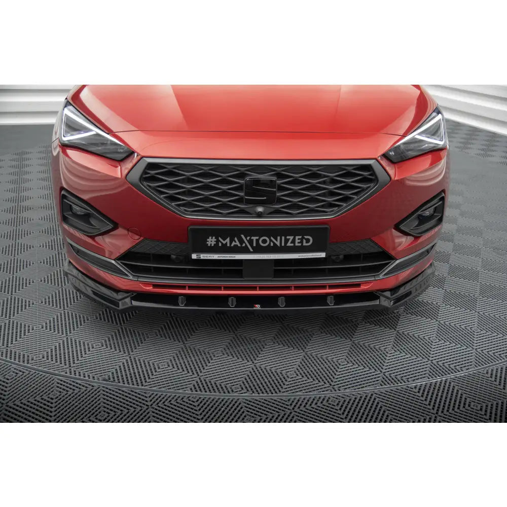 Front splitter på Seat Tarraco FR Mk1 V2, montert under støtfanger på rød bil med sorte detaljer.