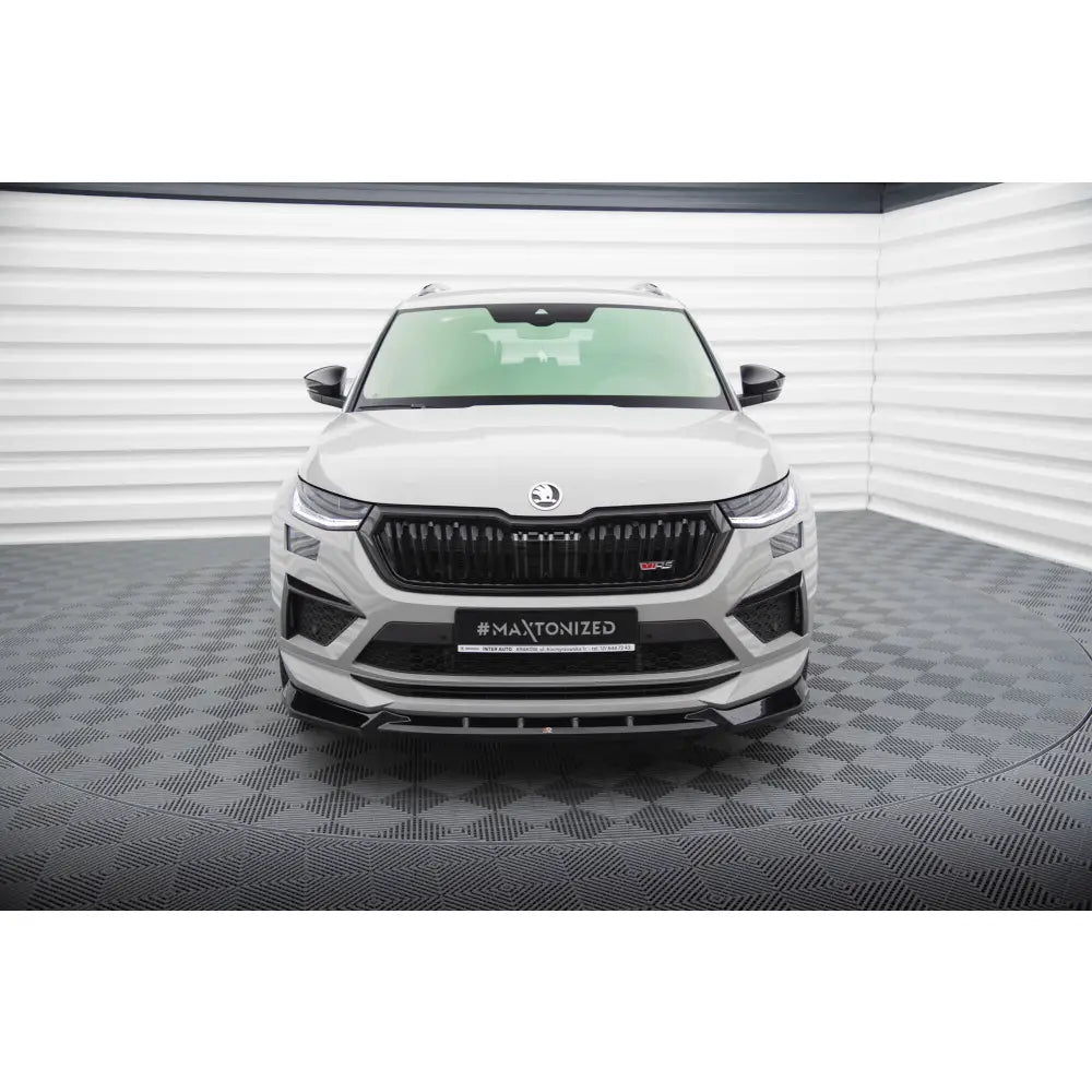 Spoiler til Skoda Kodiaq RS Mk1 Facelift V2 montert på hvit SUV sett forfra i lyst rom.