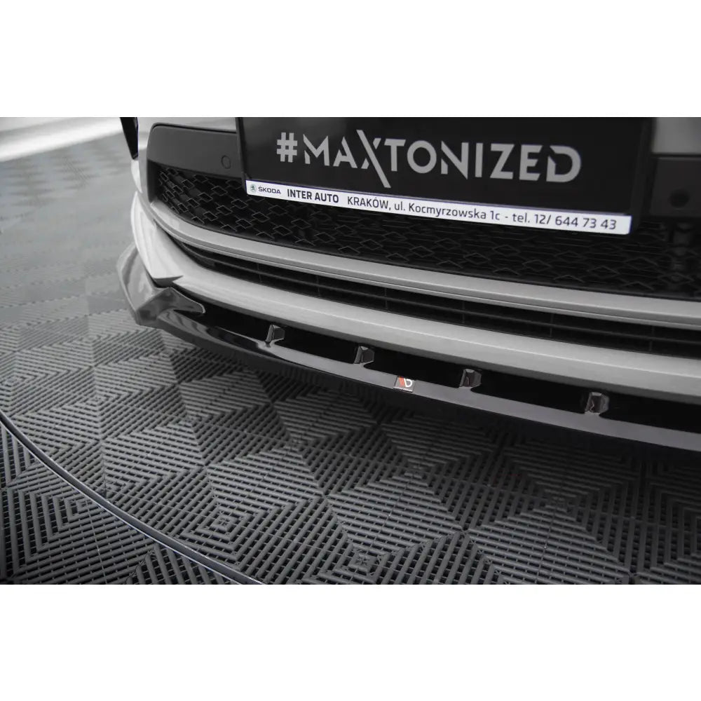 Front splitter til Skoda Kodiaq RS Mk1 Facelift V2 montert under støtfanger, sett fra skrå vinkel.