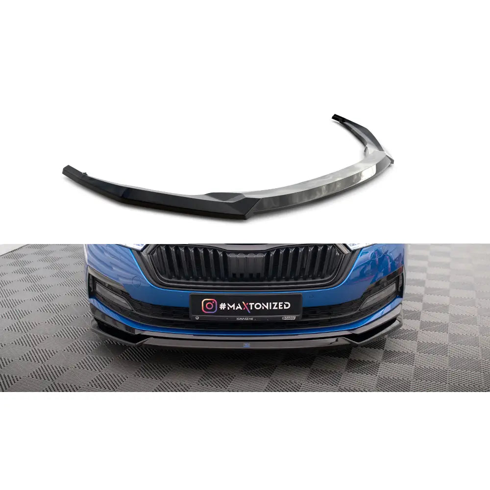 Frontspoiler Skoda Octavia Sportline Mk4 V2 i sort med blank finish, montert på blå bilfront.