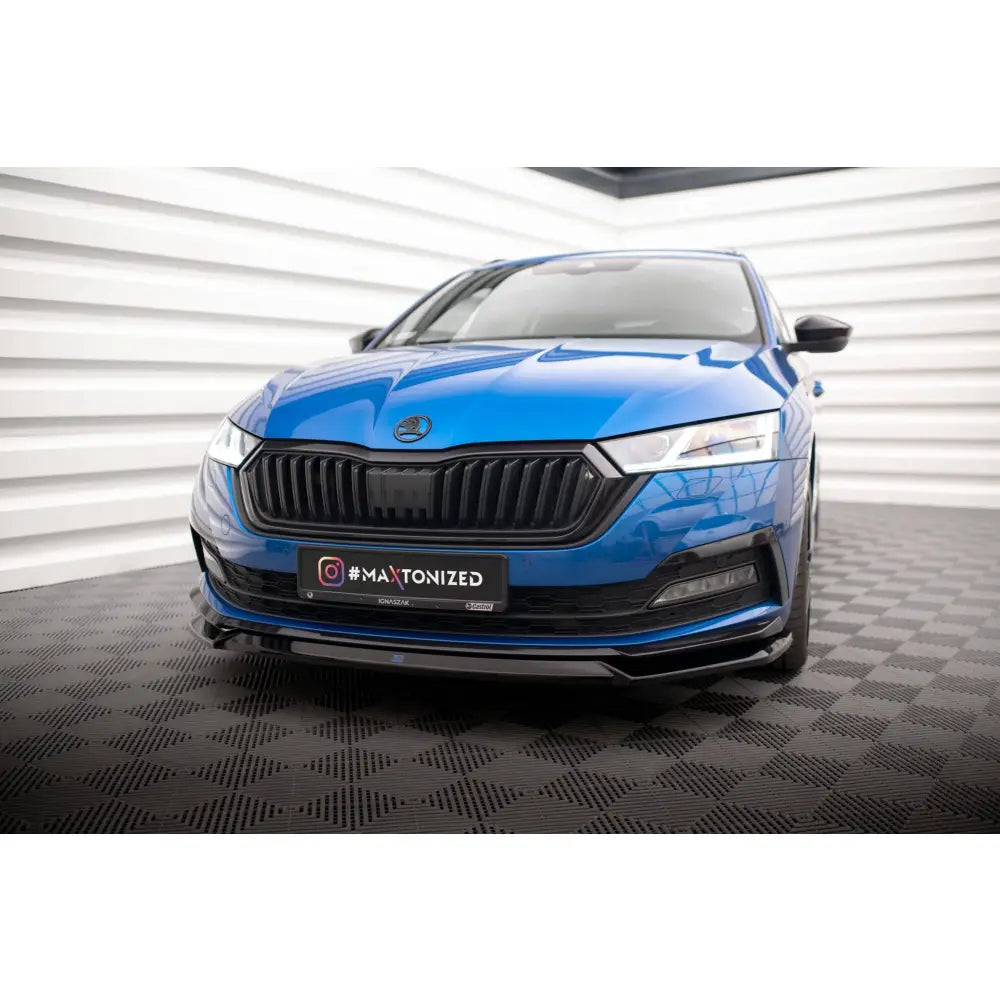 Frontleppe på Skoda Octavia Sportline Mk4 V2, blå bil med svarte detaljer sett forfra innendørs.