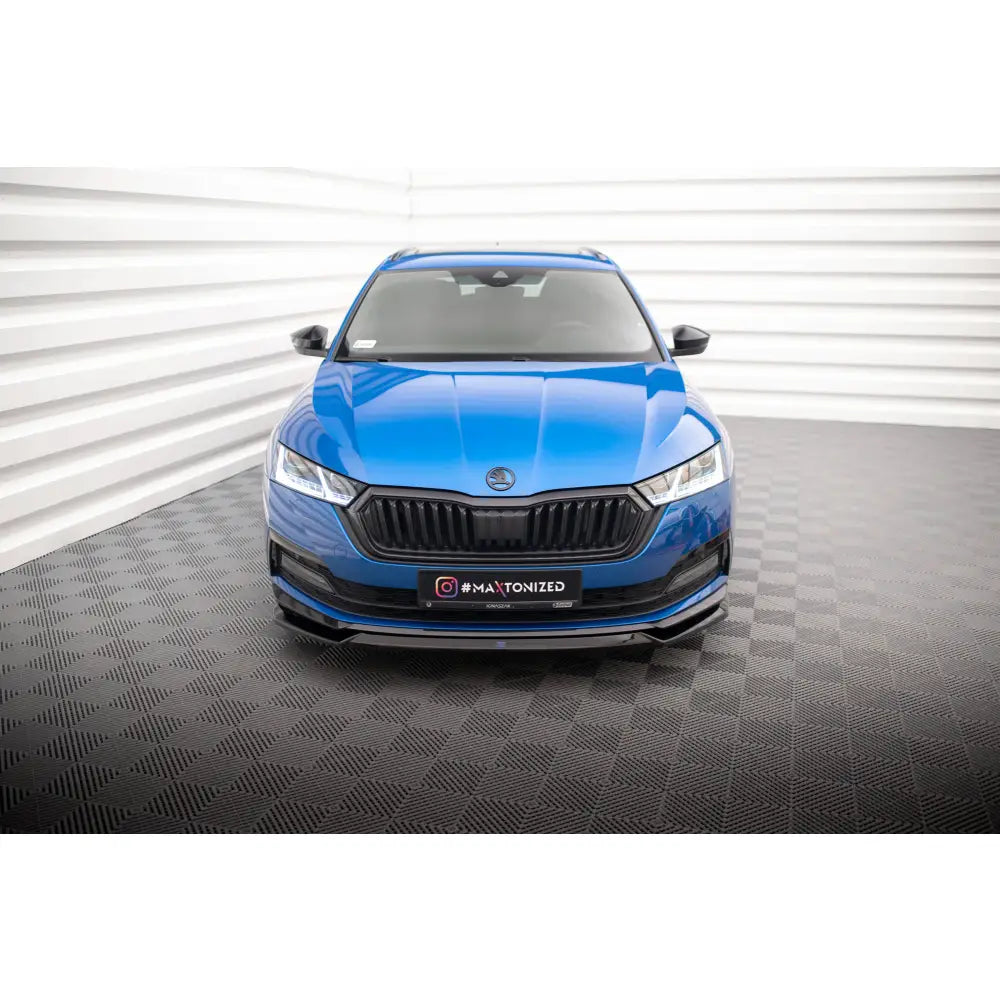 Spoiler på Skoda Octavia Sportline Mk4 V2, blå bil sett forfra med sort grill og markante frontlykter.