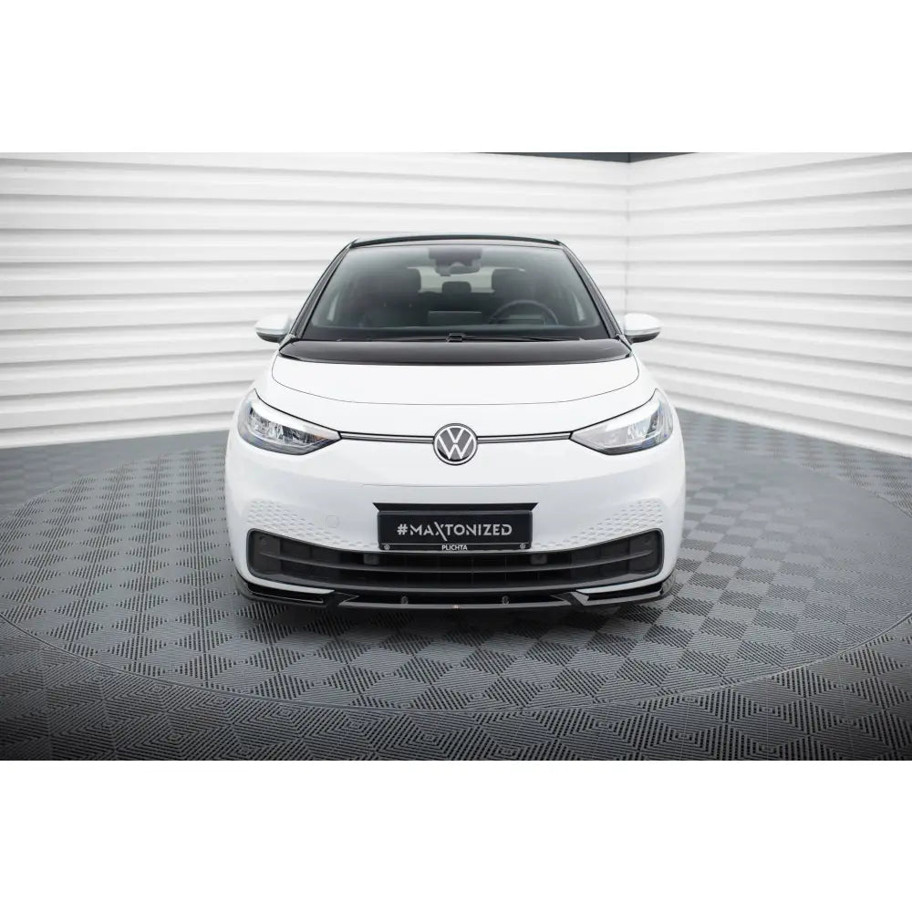 Spoiler til Volkswagen ID3 Mk1 V2 montert på hvit bil med sort tak, sett forfra på mønstret gulv.