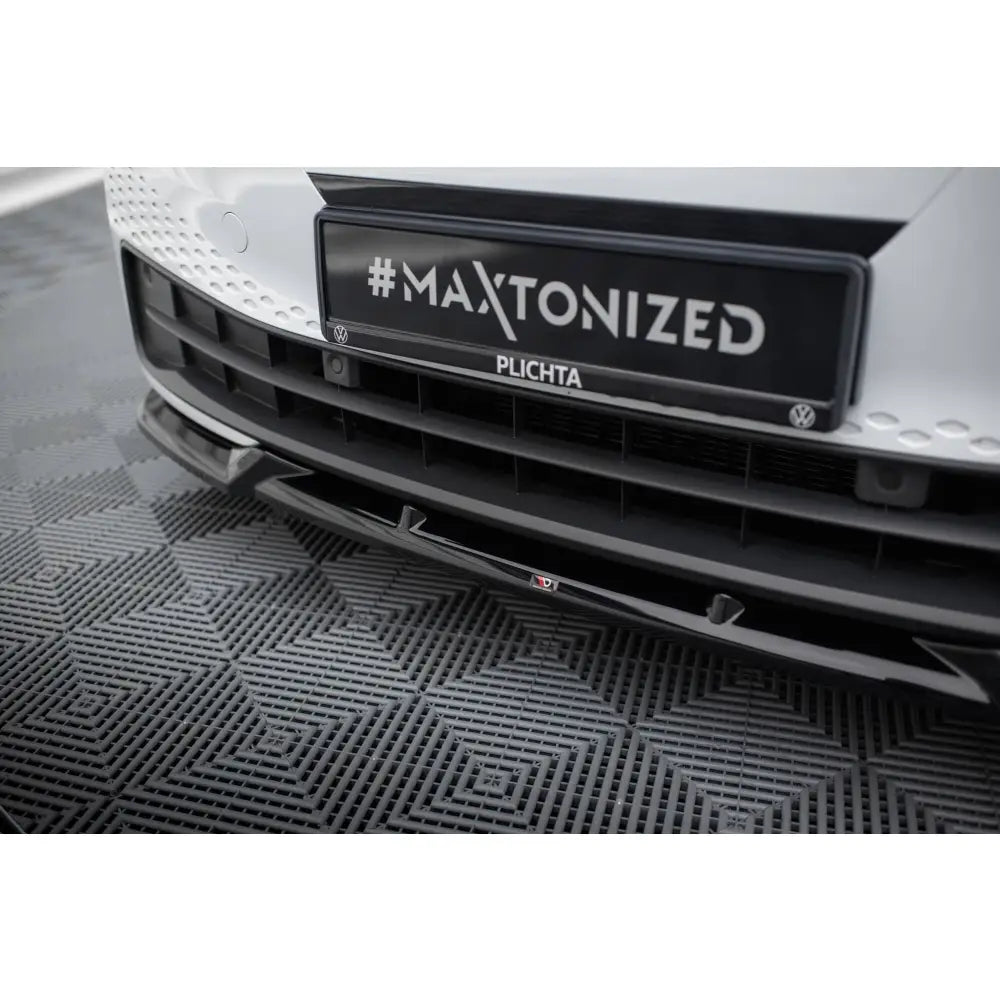 Front splitter Volkswagen ID3 Mk1 V2 i sort blank plast montert under støtfanger på hvit bil.