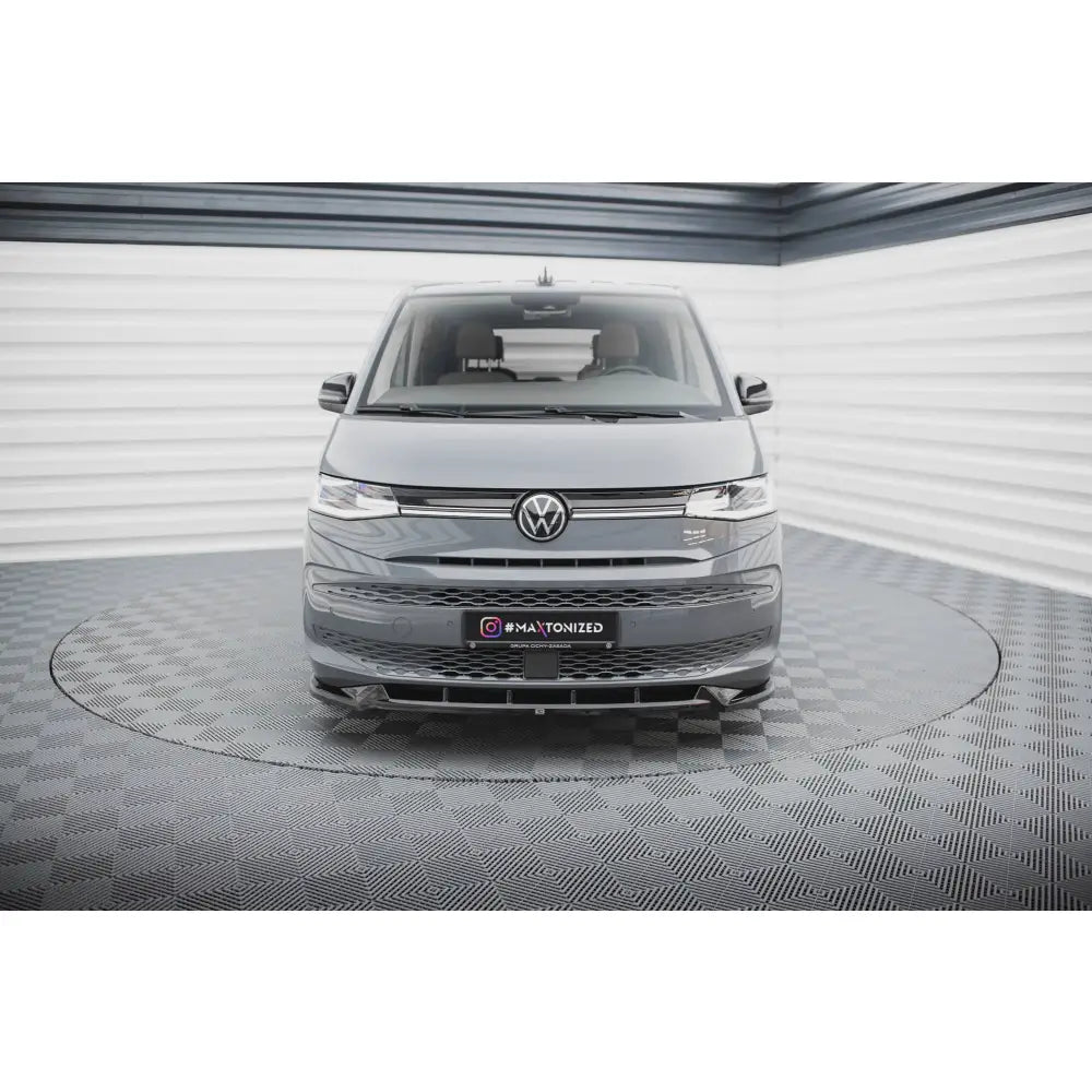 Spoiler på Volkswagen Multivan T7 V2 sett forfra med kromdetaljer og tydelige lyktelinjer.