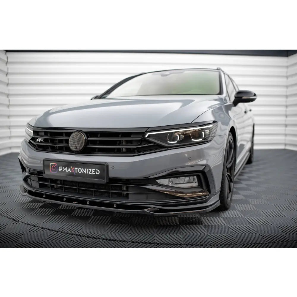 Frontspoiler på Volkswagen Passat R-Line B8 Facelift med svarte detaljer og moderne LED-lykter.