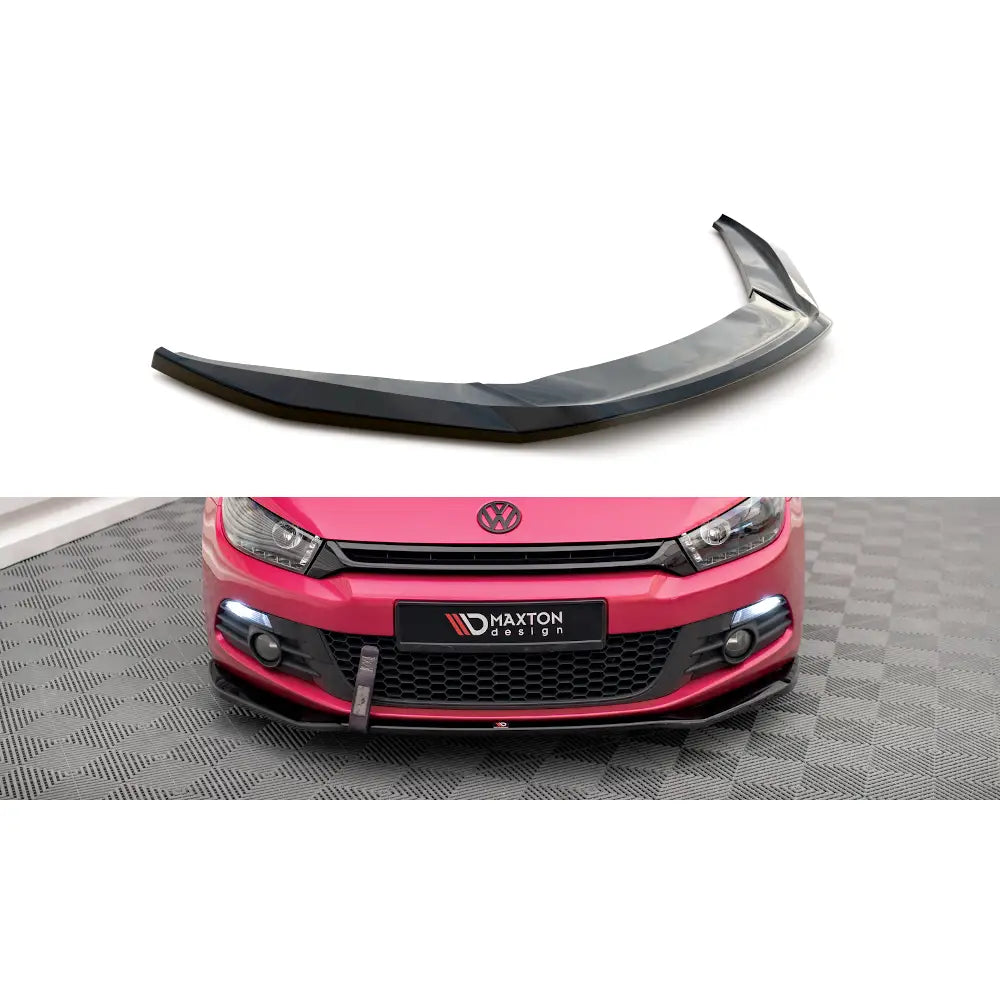 Frontspoiler Volkswagen Scirocco Mk3 V2 i sort plast med tekstur, vist på rosa bil og som enkeltprodukt.