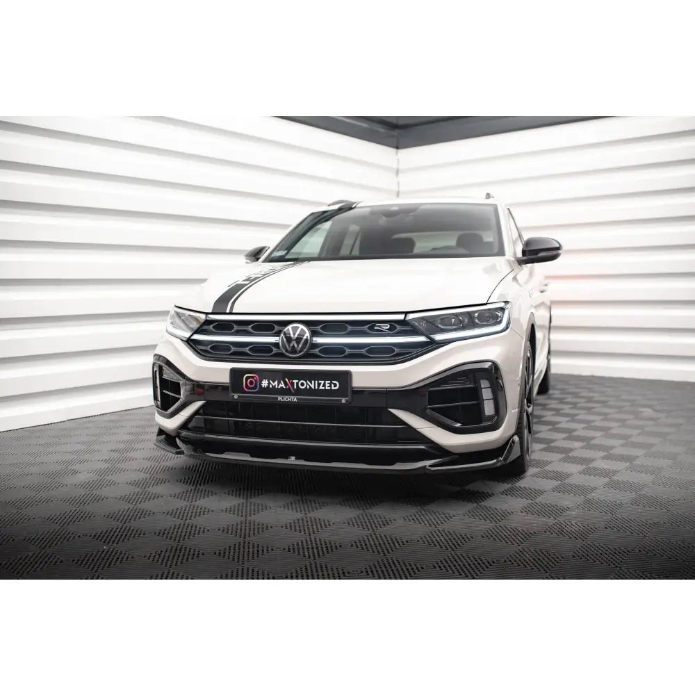 Frontleppe på Volkswagen T-Roc R Mk1 Facelift V2 med sort dekorstripe og sportslig frontfanger.