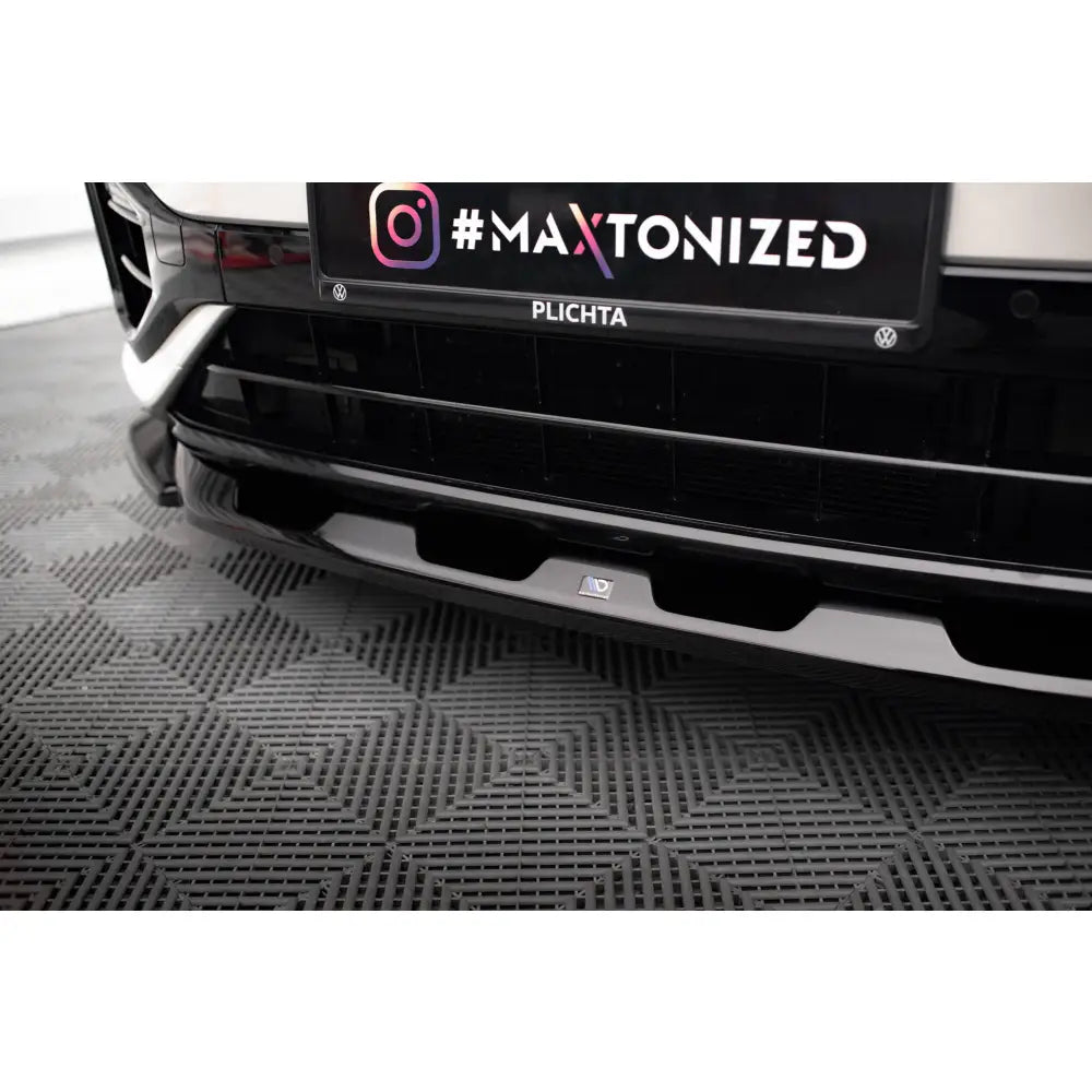 Front splitter Volkswagen T-Roc R Mk1 Facelift V2 i sort blank plast sett forfra med logo.