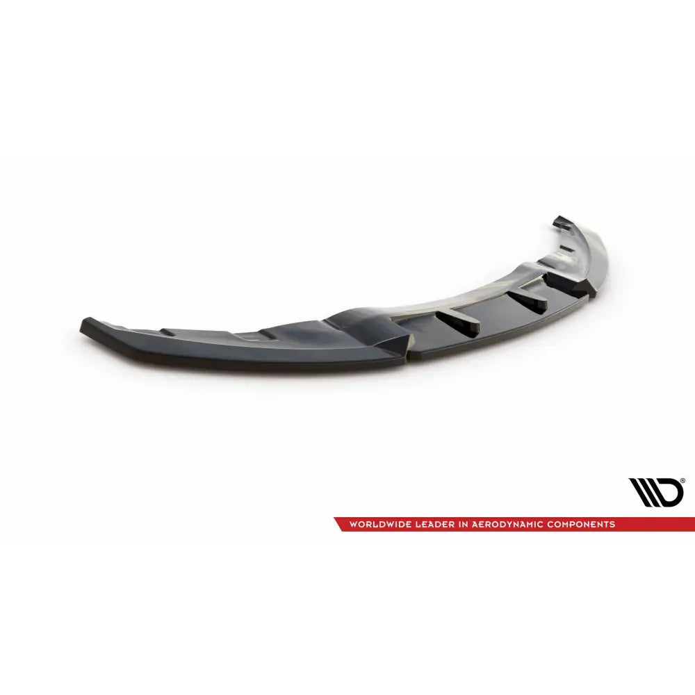 Front lip til BMW 1 E81 Facelift V3, sort spoiler med buet form og markerte vinger sett skrått forfra.