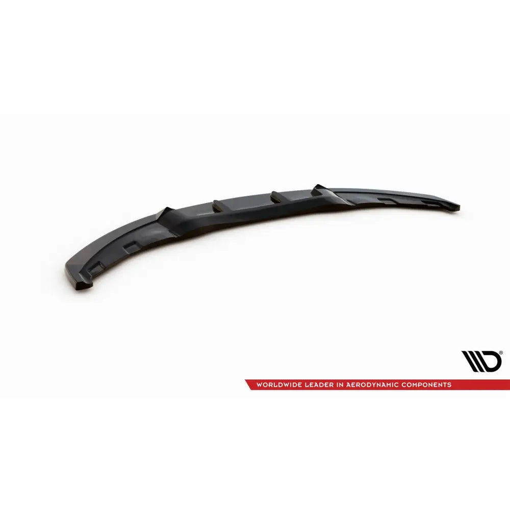 Frontspoiler BMW 1 E81 Facelift V3 i svart plast med markerte kanter, sett fra skrå vinkel.
