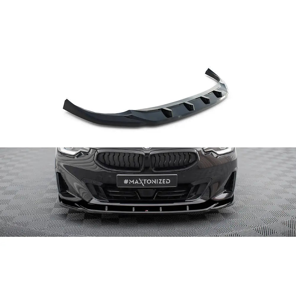 Frontspoiler BMW 2 Coupe G42 V3 i sort glanset plast, montert foran med synlige aerodynamiske spor.
