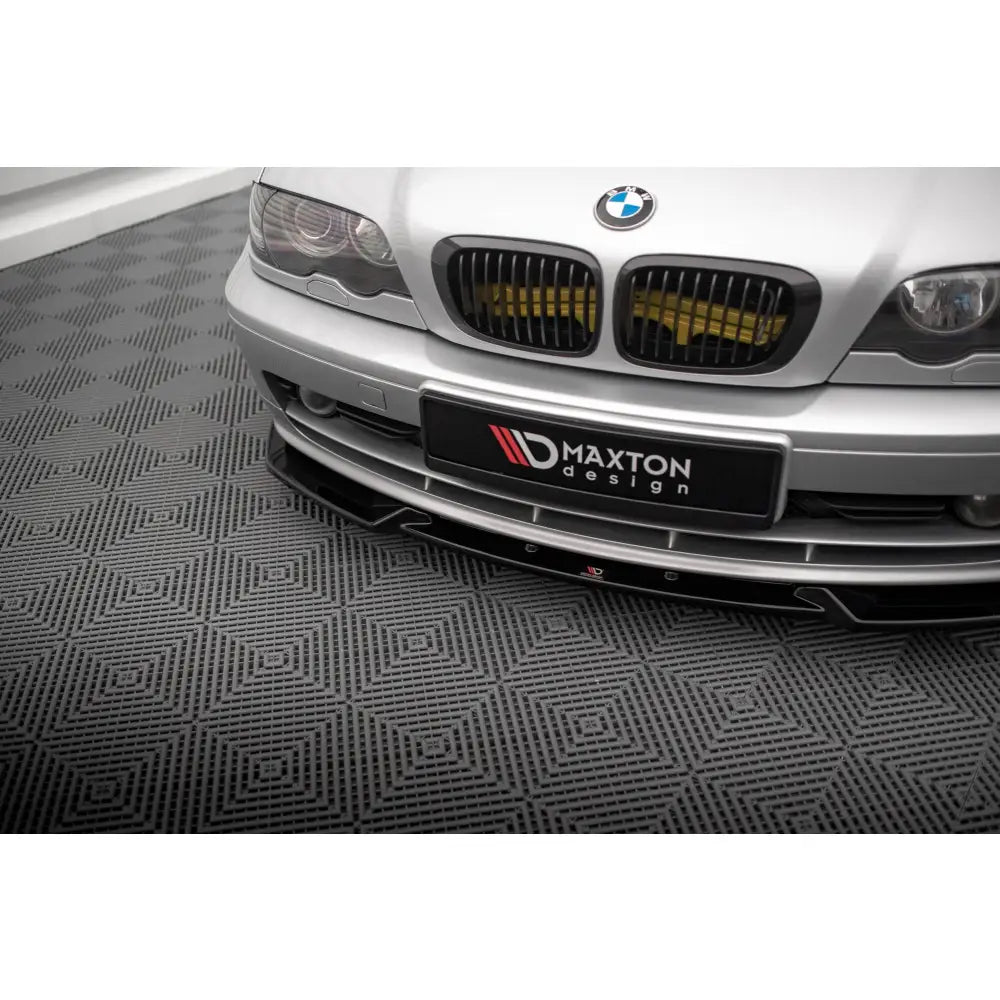 Front splitter på BMW E46 3 Coupe V3 med sorte og gule detaljer, vist i halvprofil på mørkt gulv.
