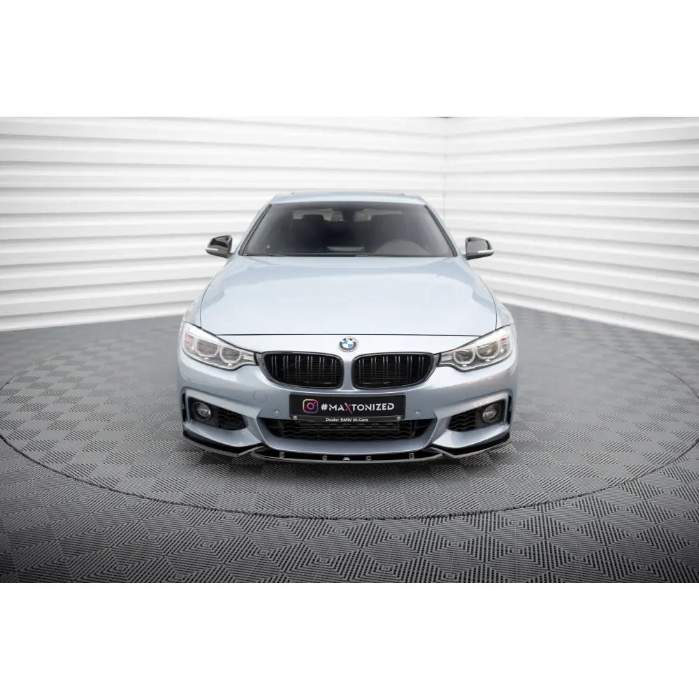 Frontleppe på BMW 4 F32 Coupe M-Pack V3 med svarte detaljer foran i lyst rom.