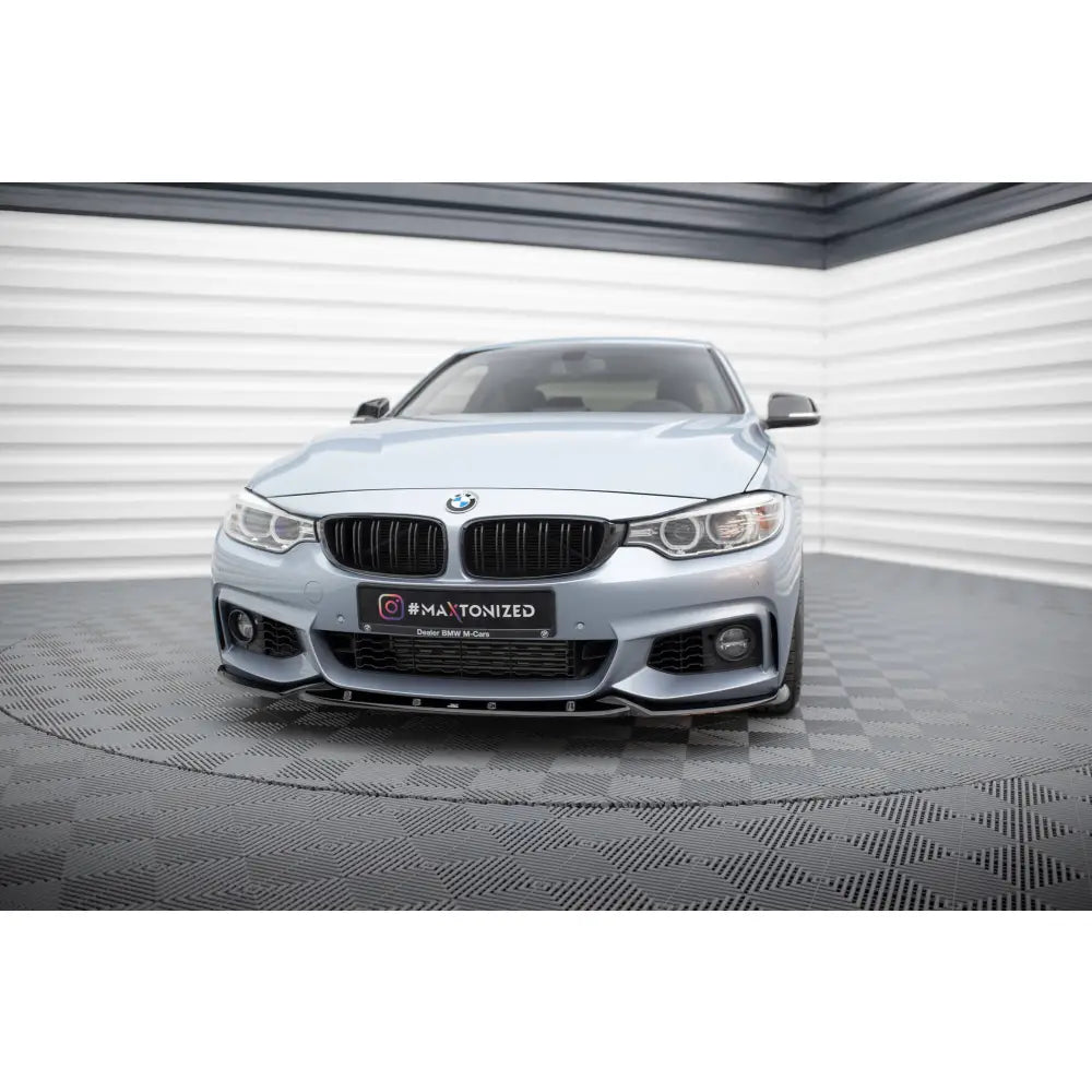 Spoiler på BMW 4 F32 Coupe M-Pack V3 sett forfra med svart grill i lyst fotostudio.