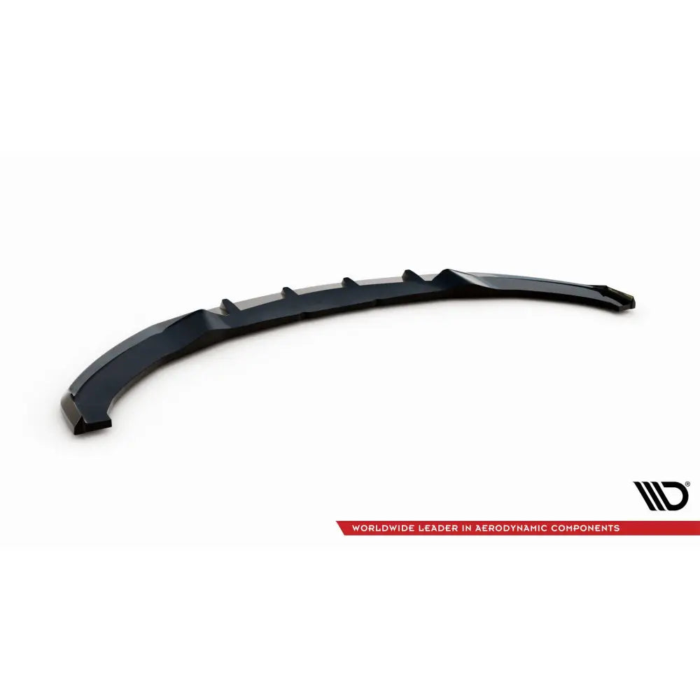 Front lip for BMW 4 F32 Coupe M-Pack V3 i svart plast sett fra skrå vinkel mot hvit bakgrunn.