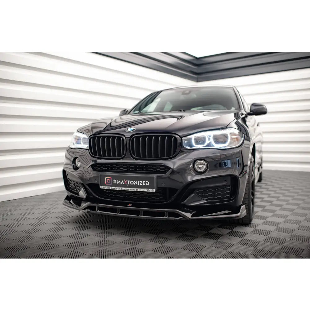 Frontleppe BMW X6 F16 M-Pack V3 på sort bil med LED-frontlykter og sporty støtfanger, sett forfra.