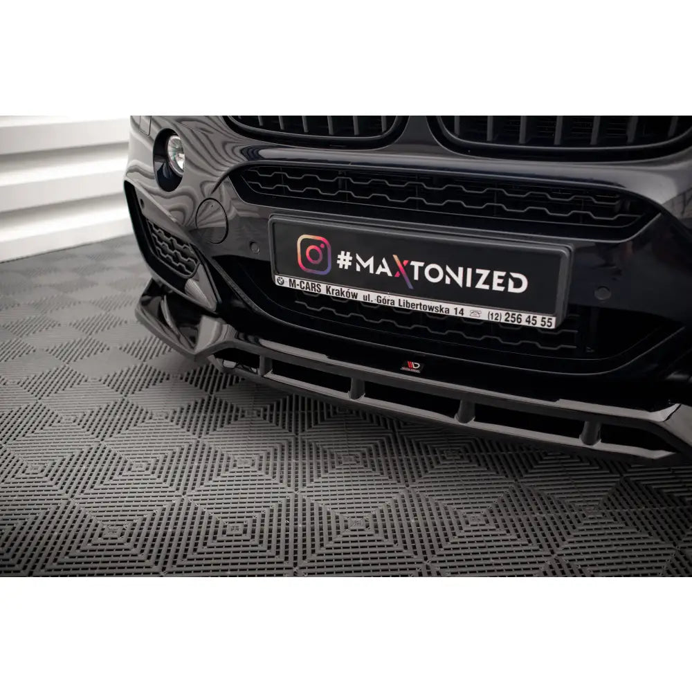 Front splitter BMW X6 F16 M-Pack V3, nærbilde av sort frontspoiler i blank svart plast med grill.