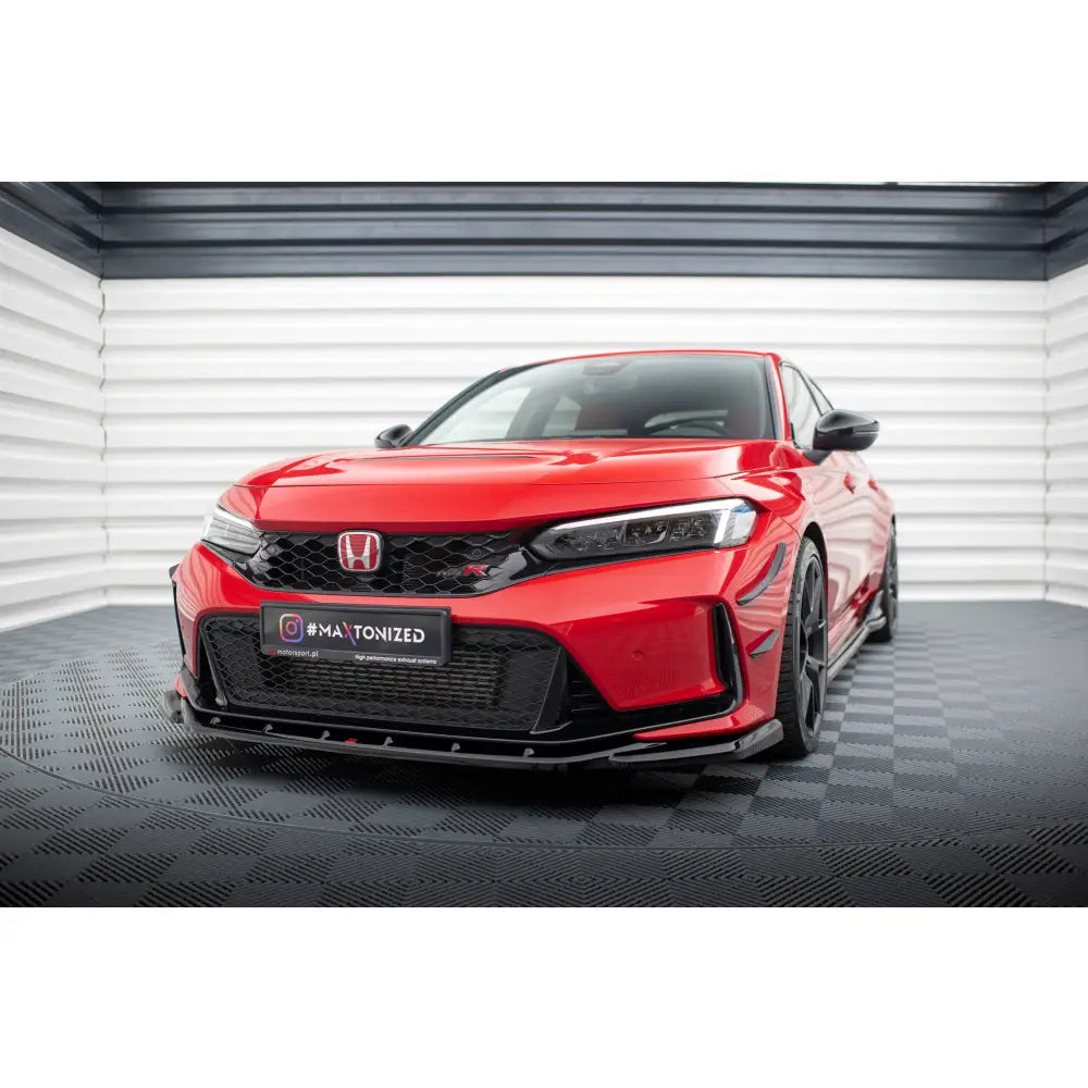 Spoiler på Honda Civic Type-R Mk 11 V3, rød bil sett forfra med sorte detaljer på rutet gulv.