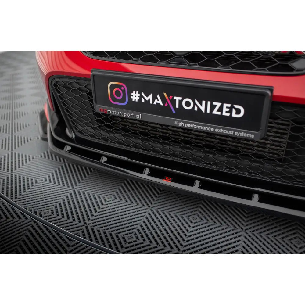 Front splitter på Honda Civic Type-R Mk 11 V3, sort splitter under rød fanger med bikubemønstret grill.