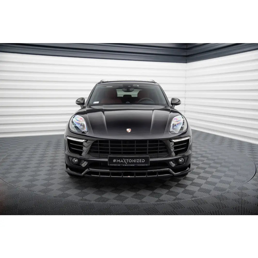 Frontleppe på Porsche Macan Mk1 V3, svart SUV sett forfra med sportslig grill i lyst fotostudio.