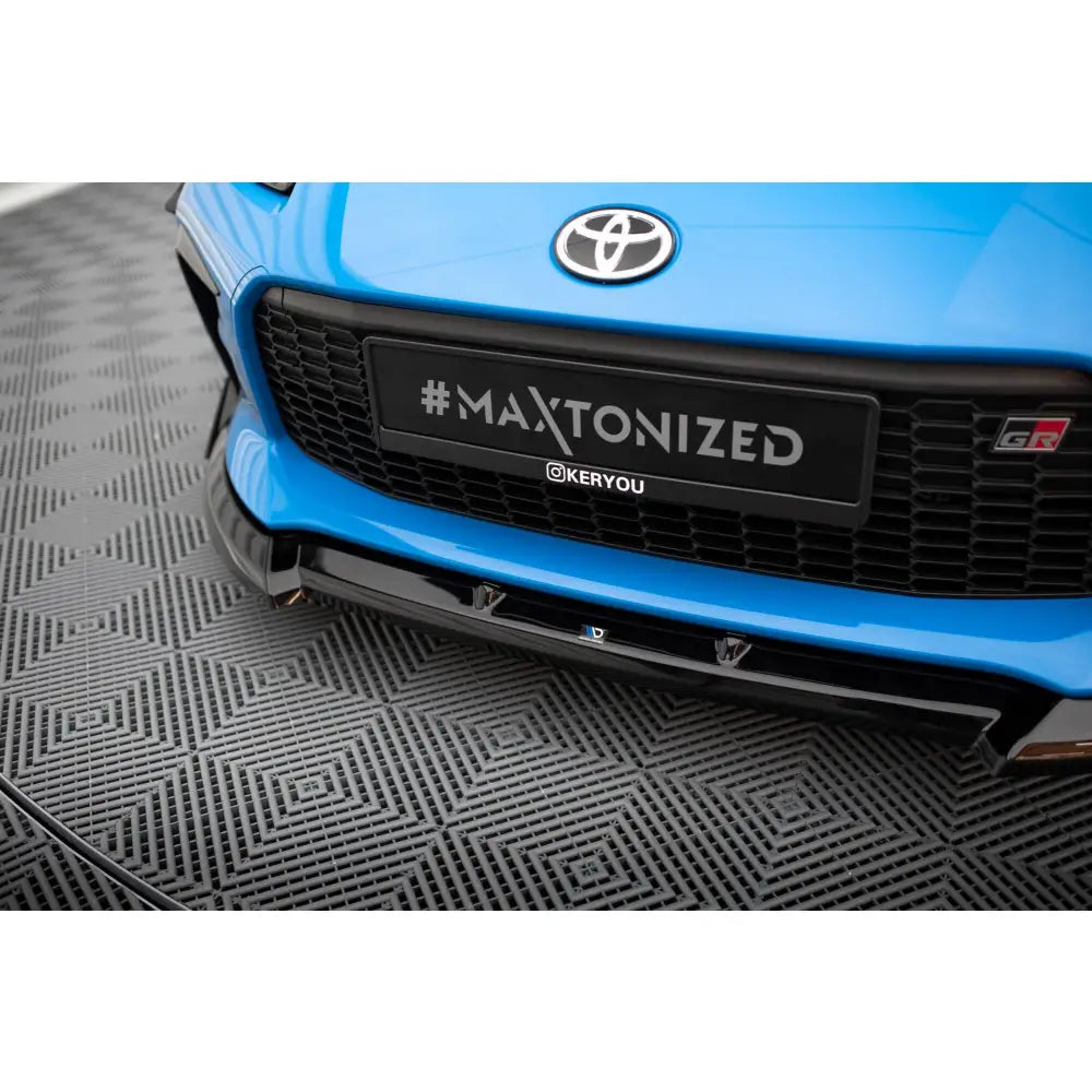 Front splitter på Toyota GR86 Mk1 V3 med sort og blå design foran støtfanger.
