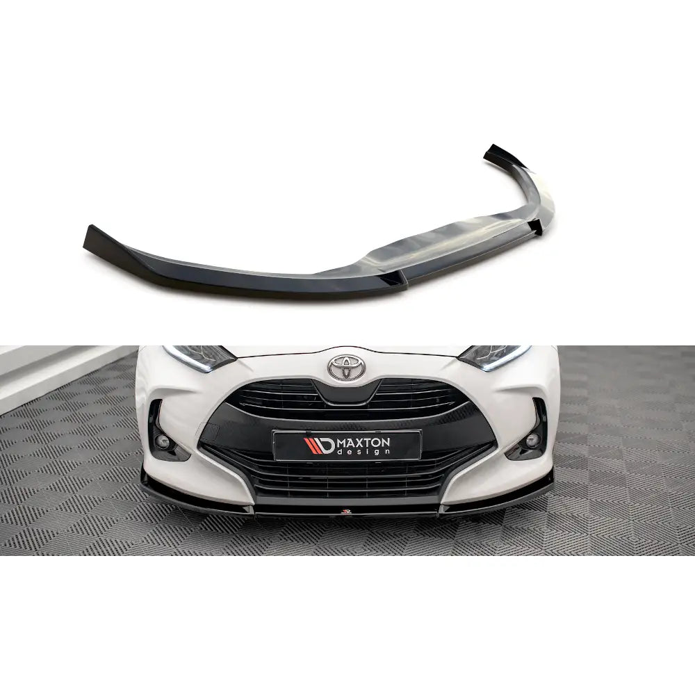 Frontspoiler Toyota Yaris Mk4 V3 i svart plast med blank finish, vist både alene og montert på hvit bil.