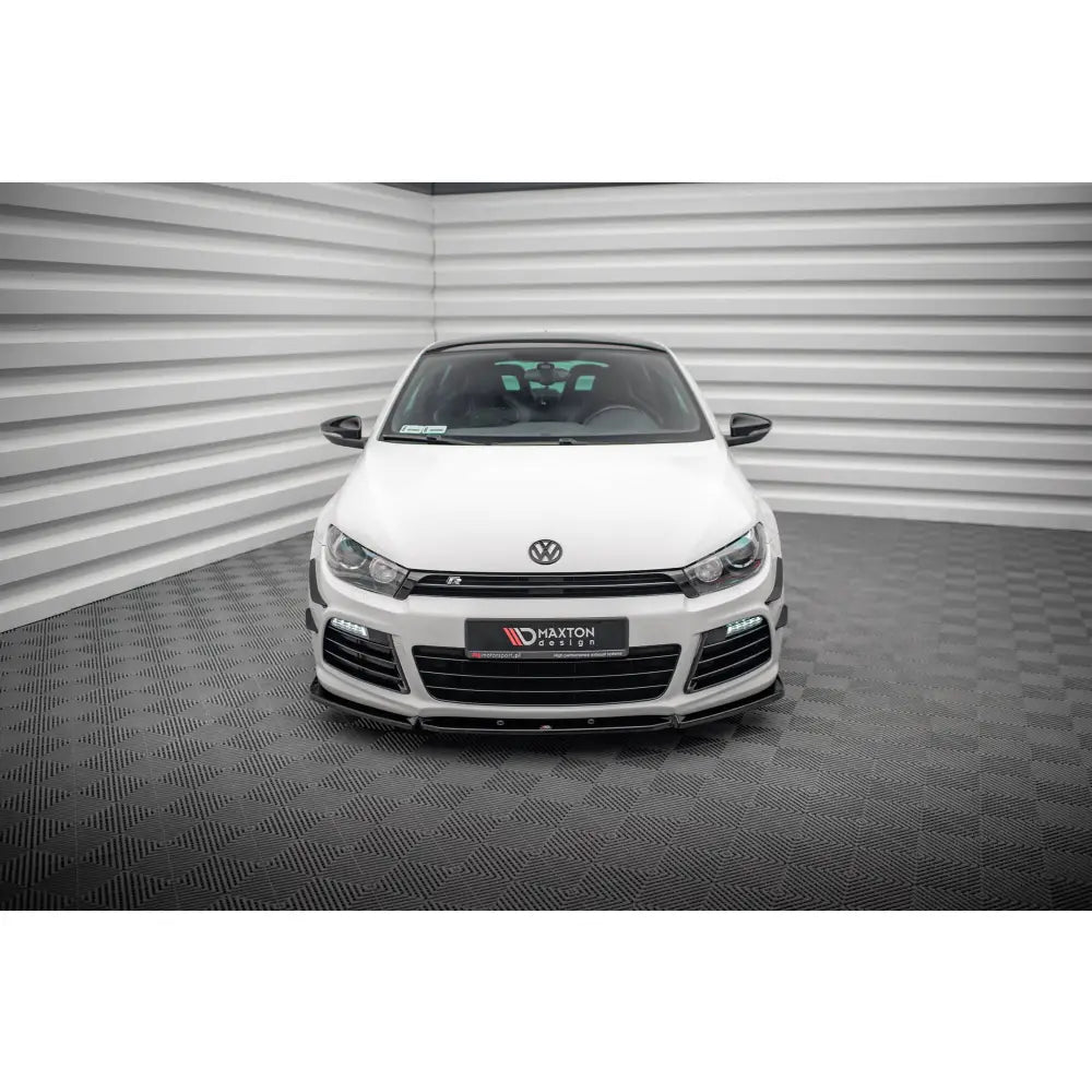 Frontleppe Volkswagen Scirocco R Mk3 V3 montert på hvit bil med svarte detaljer i lyst rom.