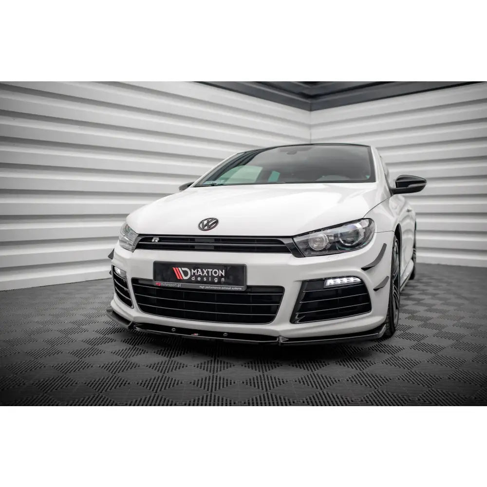 Spoiler på Volkswagen Scirocco R Mk3 V3 montert foran på hvit bil i lyst rom.
