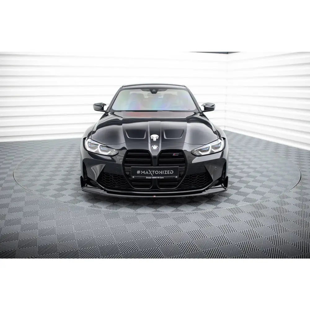Frontleppe på BMW M4 G82 V4 CSL Look, svart finish og karbonfiber-detaljer, sett forfra i studio.