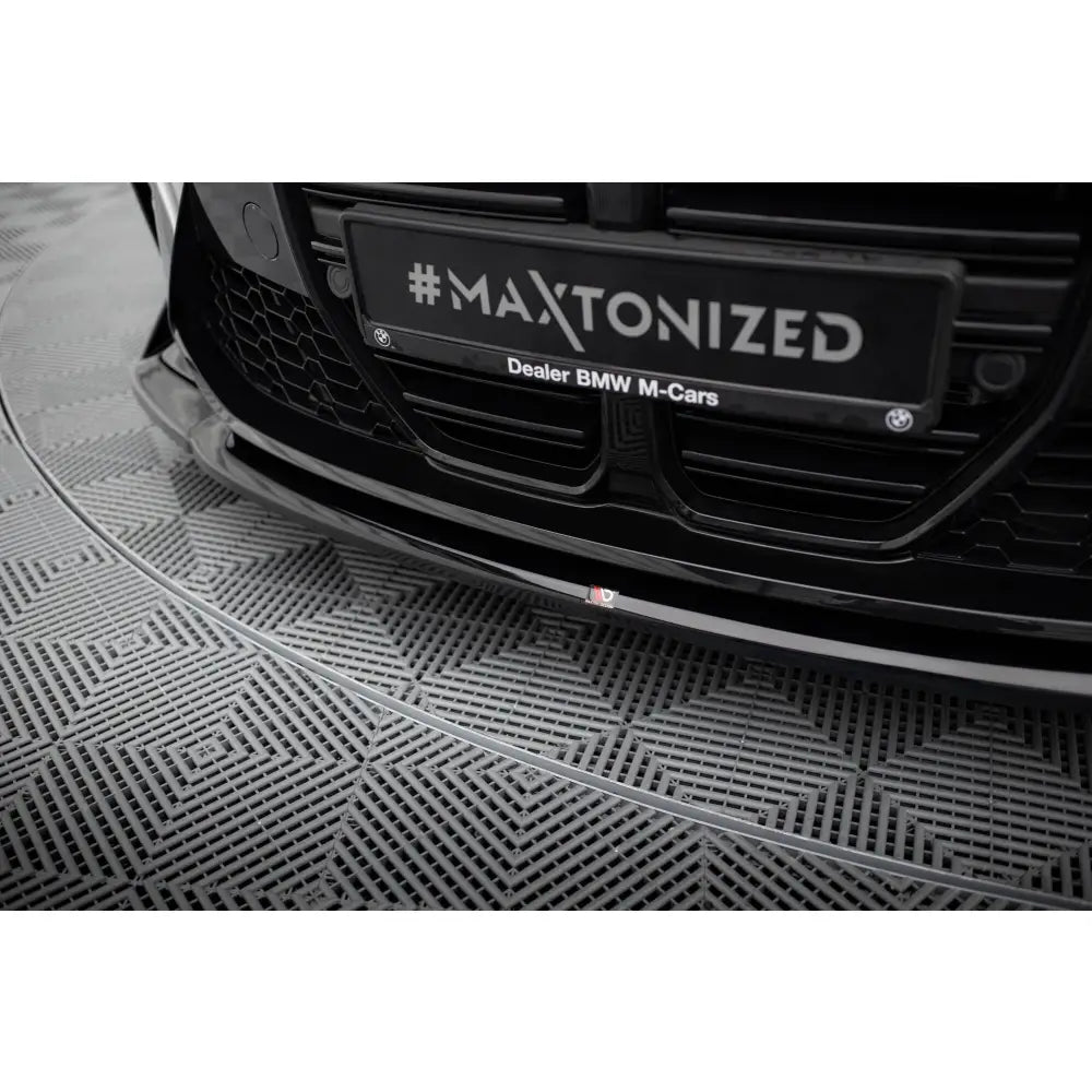 Spoiler på BMW M4 G82 med V4 CSL Look, nærbilde av svart front og skinnende plastspoiler.