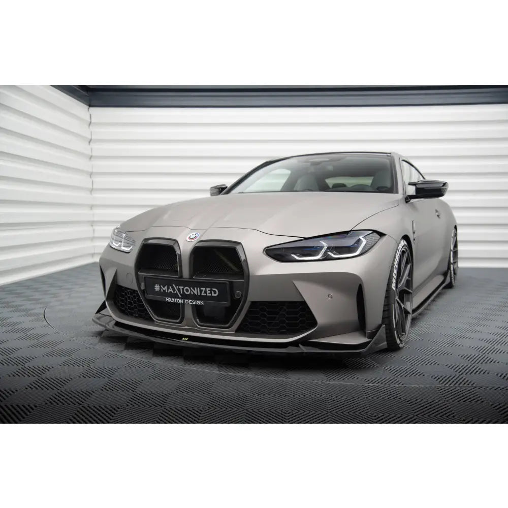 Frontspoiler BMW M4 G82 V4 CSL Look i matt grått med sorte detaljer og stor frontgrill.