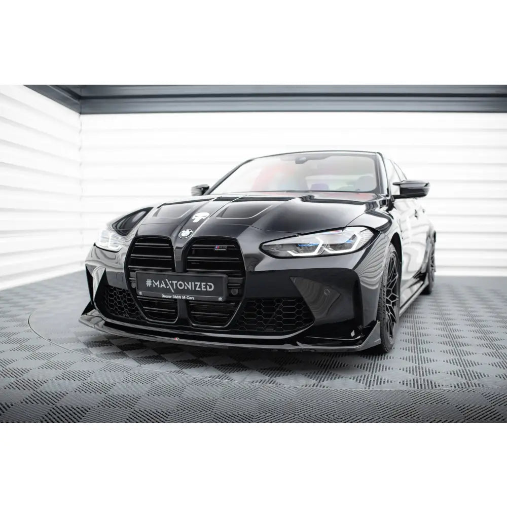 Frontleppe på BMW M4 G82 med markant grill og svarte felger i lyst, lukket rom.