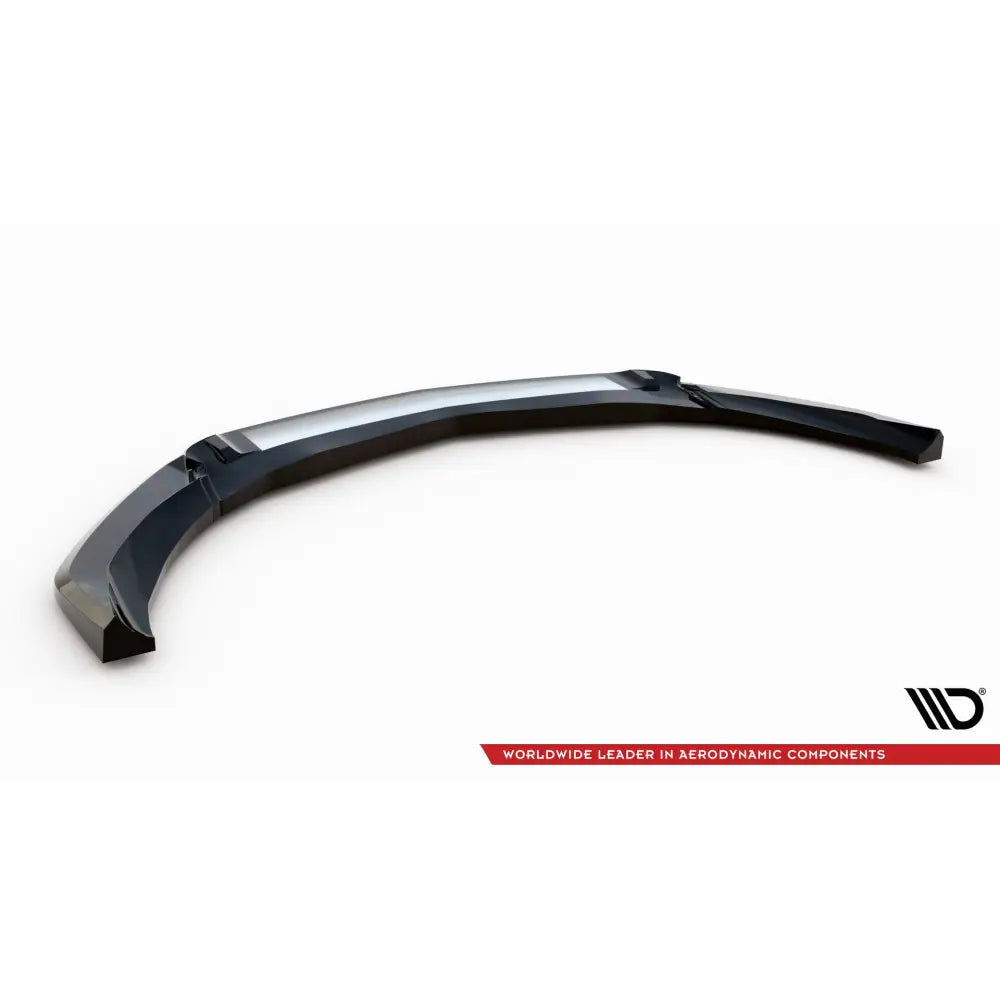 Front lip til Mercedes CLA 45 V4 Aero C117, sort plast med høyglans, skrå vinkel mot hvit bakgrunn.