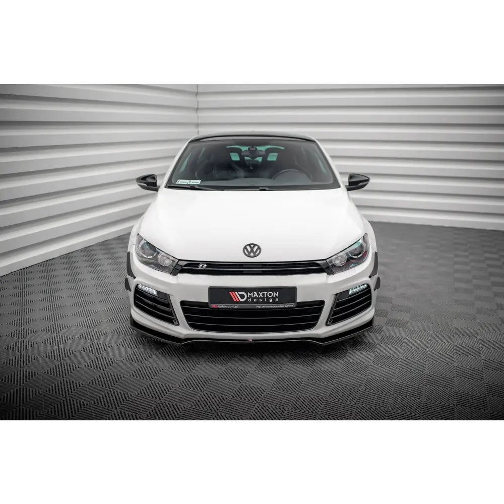 Frontspoiler Volkswagen Scirocco R Mk3 V4 på hvit sportsbil sett forfra med sorte detaljer.