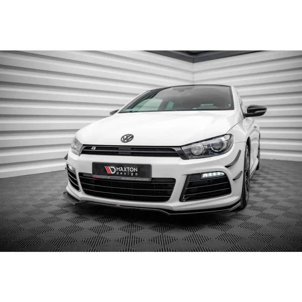Frontleppe Volkswagen Scirocco R Mk3 V4 montert på hvit bil med svarte detaljer og Maxton Design-logo.