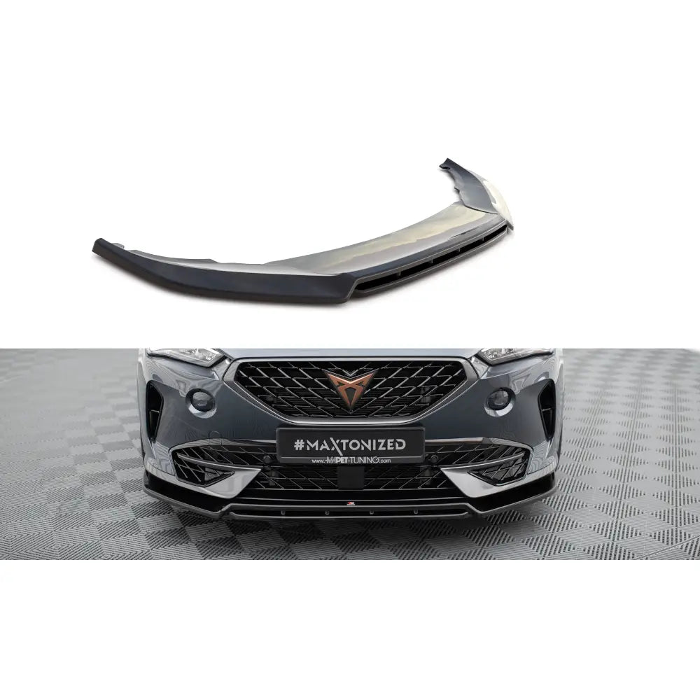 Frontspoiler Cupra Formentor Mk1 V5 i sort plast sett skrått og montert for et sporty utseende.