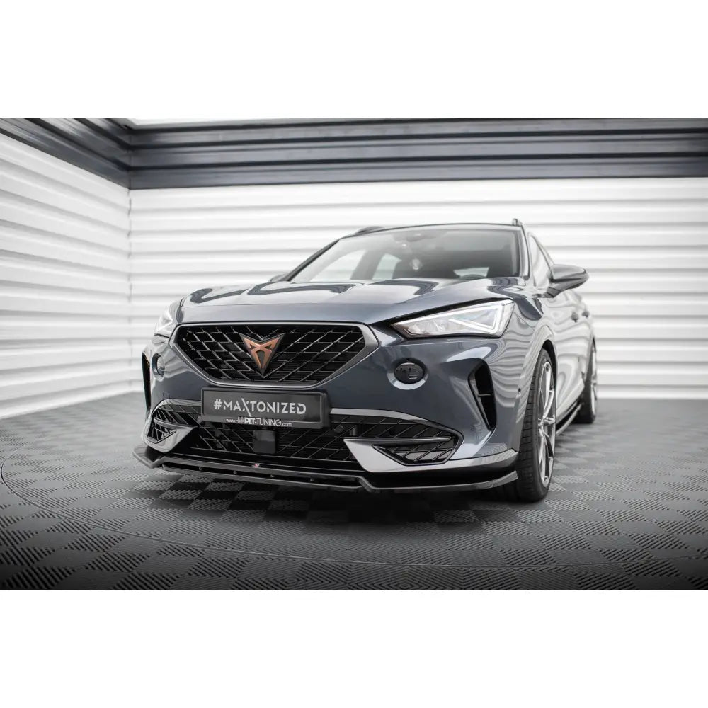 Frontleppe på Cupra Formentor Mk1 V5 SUV med store luftinntak og skarpe LED-frontlykter innendørs.