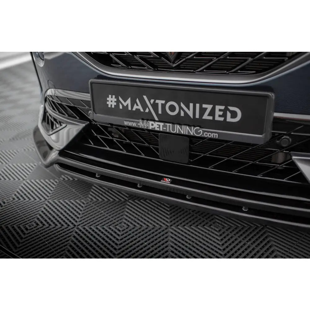 Front splitter på Cupra Formentor Mk1 V5 sett nedenfra med svart spoiler og detaljerte luftinntak.