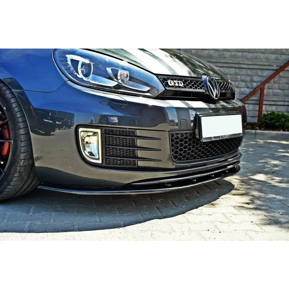 Spoiler til VW Golf VI GTI V.2 i svart plast, nærbilde av grill, tåkelys og frontdetaljer.