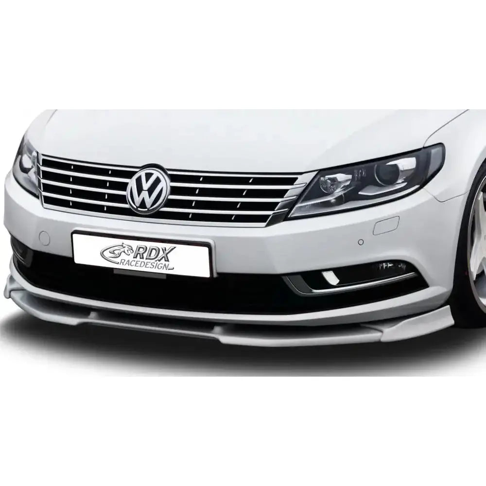 Frontspoiler Volkswagen CC 11-16 sett forfra med sølvdetaljer og sporty design på hvit bil.