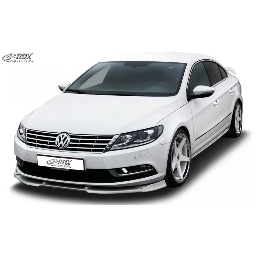 Frontleppe Volkswagen CC 11-16 sett skrått forfra med mørke vinduer og sportslig styling.