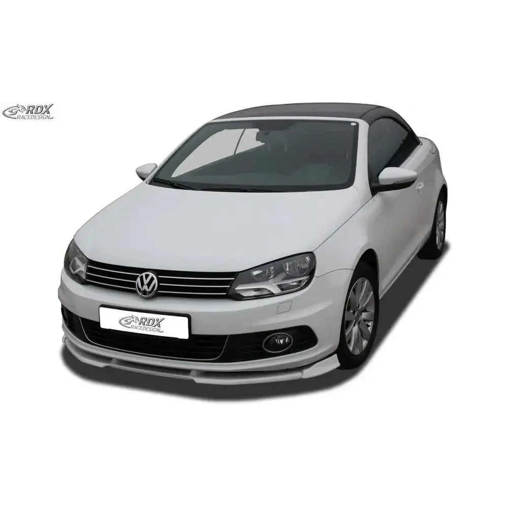 Frontleppe Volkswagen Eos 1F 11-15 montert på hvit bil med svart tak og sølvdetaljer, sett skrått forfra.